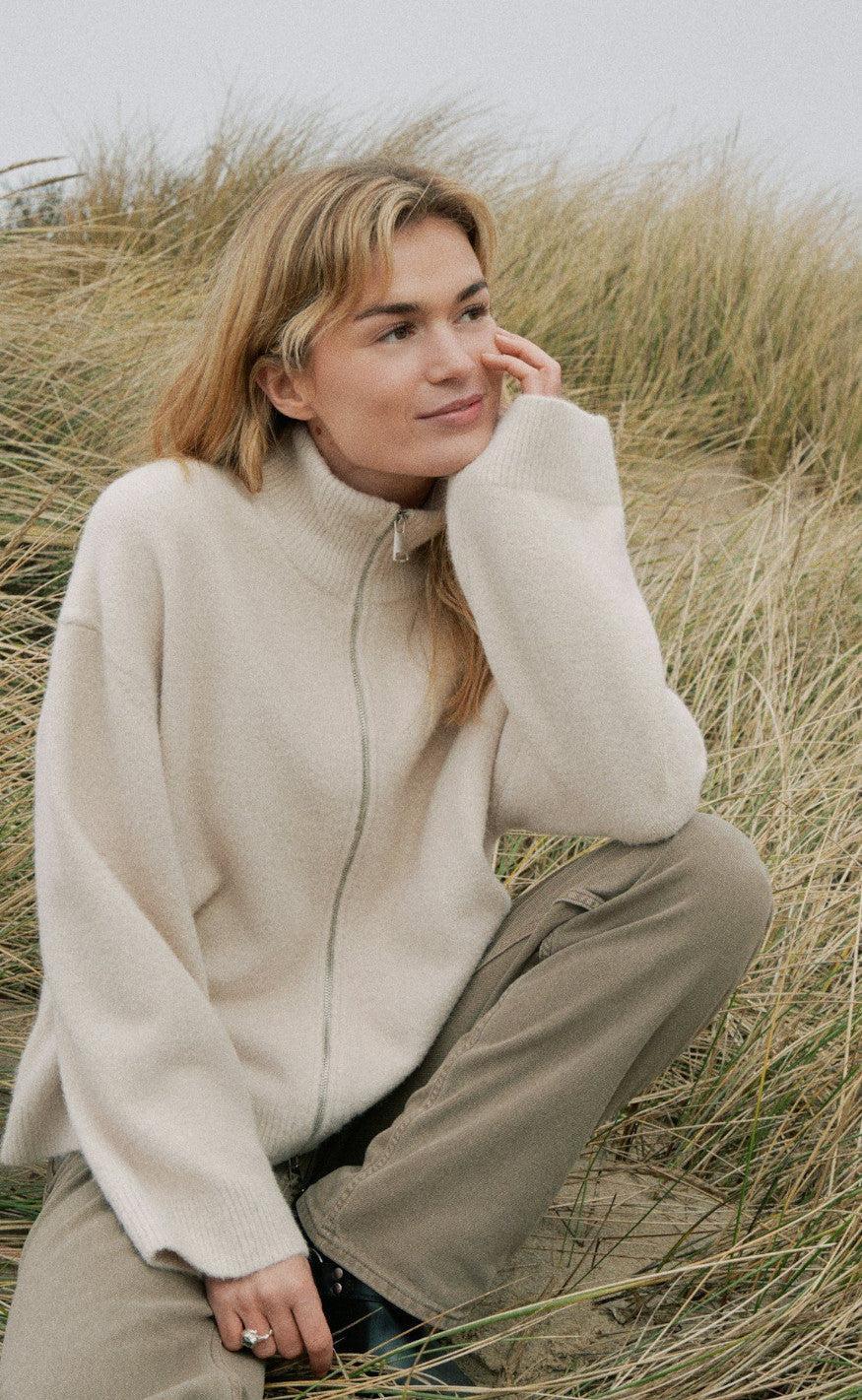 Neo Noir Cardigan Asley Ivory