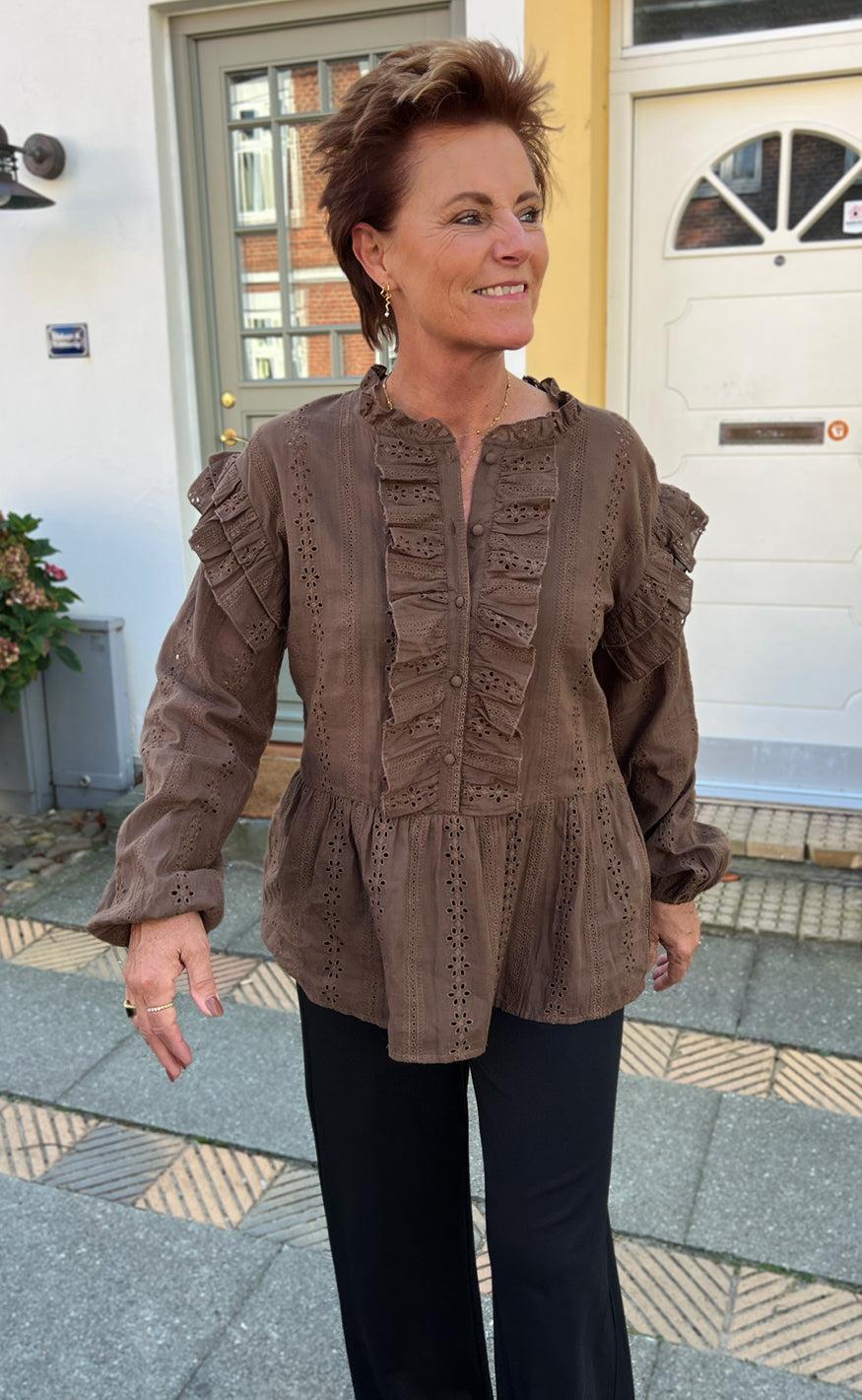 Say Ina Copenhagen Bluse Frida Dark Brown Broderie Anglaise
