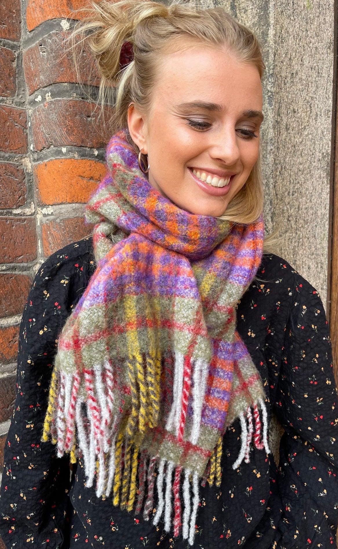 Black Colour Halstørklæde Madison Check Boucle Purple Mix