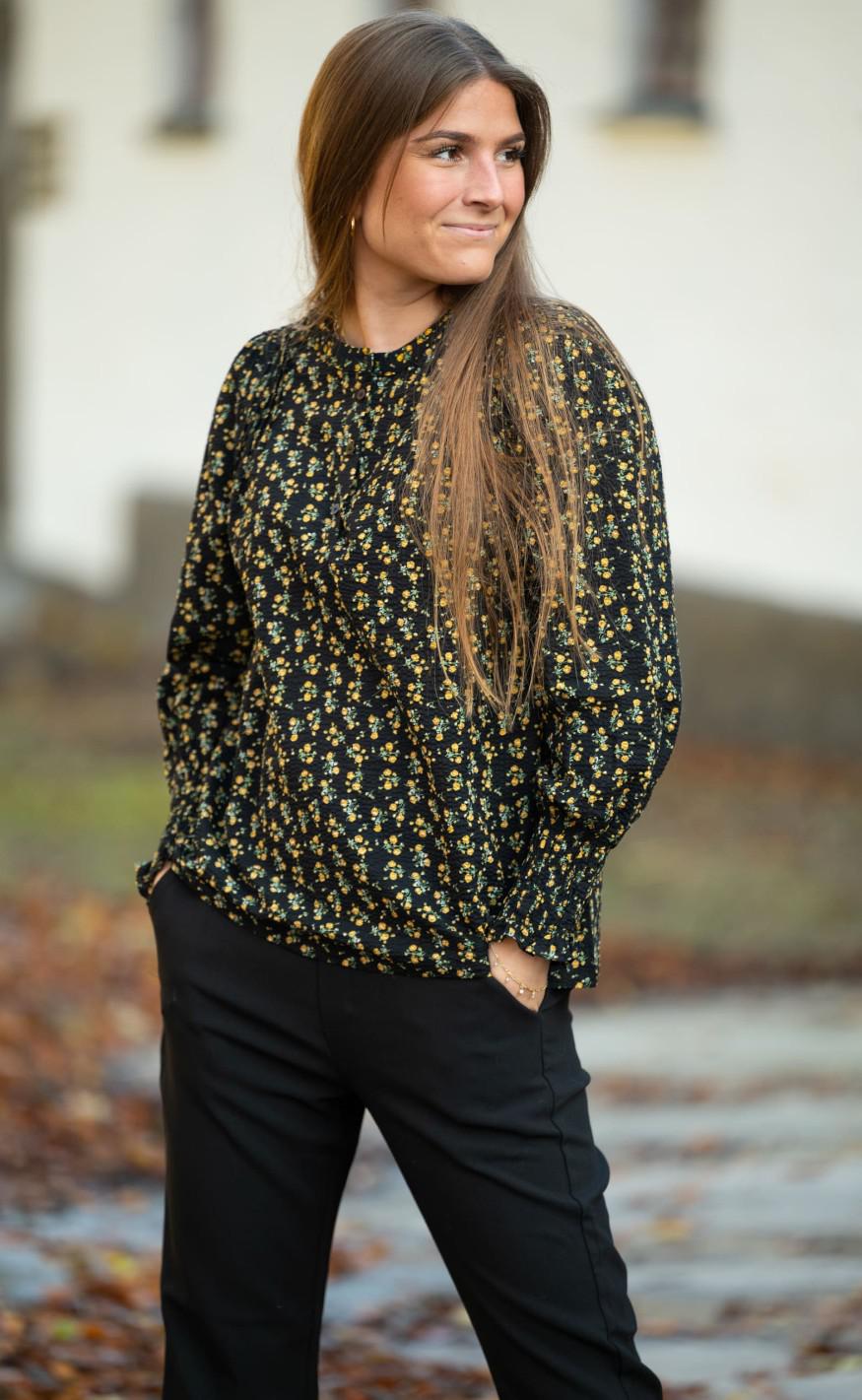 Noella Bluse Ava Black Yellow Flowers