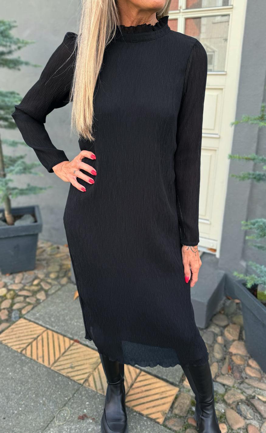 Say Ina Copenhagen Kjole Pernille Plisse Black