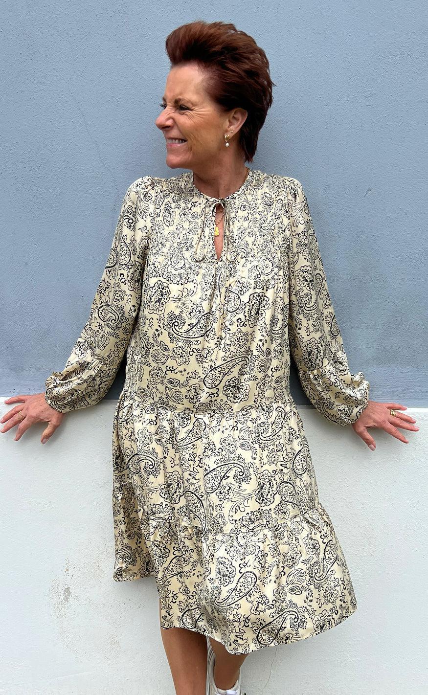 Say Ina Copenhagen Kjole Vanessa Creme   Black Paisley