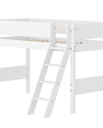 Flexa White Mellemhøj Seng 143 Cm Med Skrå Stige Og Grooves Sengehest 90x200 Cm- Hvid