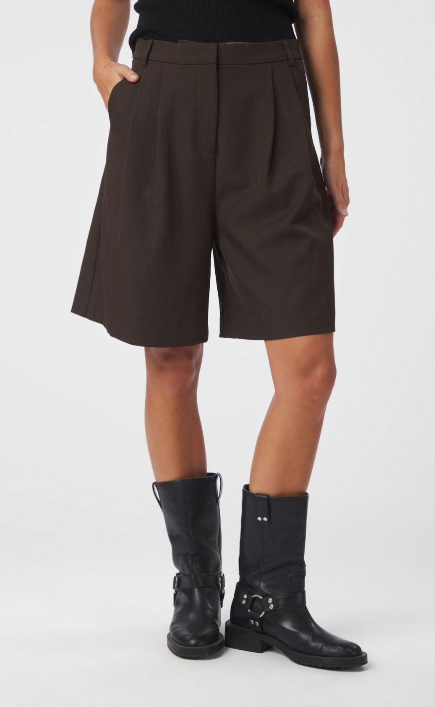 Neo Noir Shorts Nika Structure Dark Brown